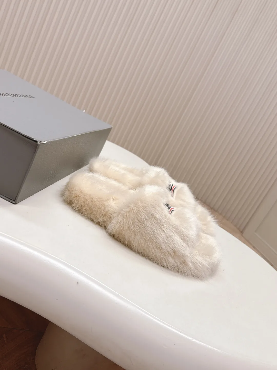 👟👟Ex-factory price 480👟👟 Balenciaga 2025 new color furry slippers. This furry slipper is really irresistible. It’s so cool and versatile~ The upper foot is super invincible, good-looking and comfortable. Fabric: Imported wool, soft and comfortable. Lining: original special material. Sole: original outsole. Size: 36-40.